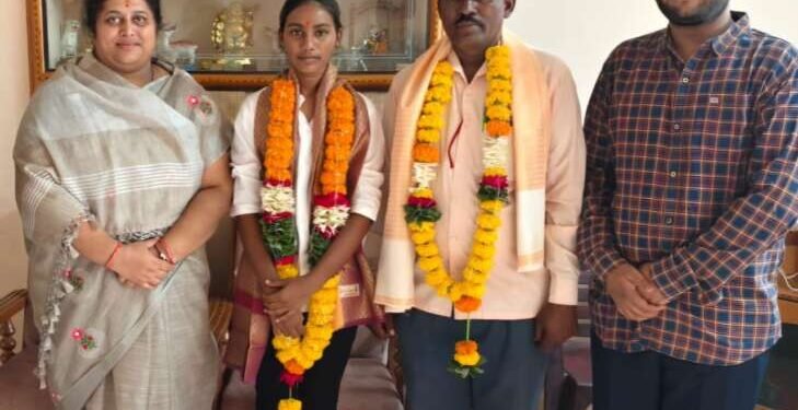 क्रांती व्यवहारे यांच्या पोलीस दलातील निवडबद्दल सौ.वर्षाताई भोसीकर यांच्या कडून सत्कार व शुभेच्छा