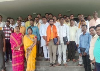 मुदखेड येथे अजित पवार यांच्या वाढदिवसानिमित्त पत्रकारांना रेनकोट वाटप