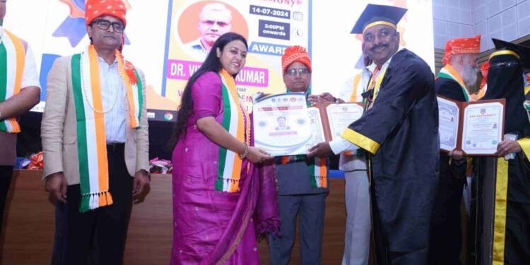 प्रसिद्ध आयुर्वेद तज्ञ डॉ. आनंद बाविस्कर यांना पीएच.डी प्रदान