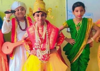 आषाढीनिमित्त विठ्ठला च्या देखाव्याचे हुबेहूब सादरीकरण केले