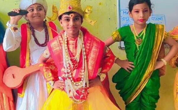 आषाढीनिमित्त विठ्ठला च्या देखाव्याचे हुबेहूब सादरीकरण केले