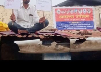 शाळेच्या दुरुस्तीसाठी ग्रा.पं. सदस्याचे राजू काकडे शाळेच्या पत्र्यावर उपोषण