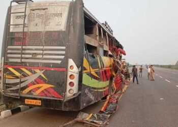 उत्तरप्रदेश : भीषण अपघातात 18 ठार, 30 गंभीर