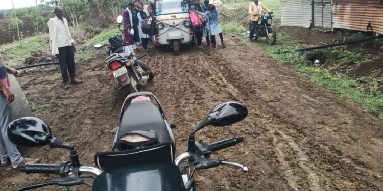 मौजे कुडली गावाला जाणारा रस्ता तात्काळ दुरुस्त करण्यासाठी तहसिलदार यांना निवेदन सादर…!