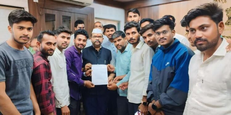 अण्णासाहेब पाटील आर्थिक मागास विकास महामंडळाचे कर्ज मर्यादा वाढवावी,कृषी संलग्‍न, ‌व्यवसाय सामाविष्ट असतानी देखील बॅंका करतात टाळाटाळ.मंडळाचे अध्यक्ष श्री नरेंद्र पाटील यांची भेट घेत, शेतकरी पुत्रांनी केले निवेदन सादर…