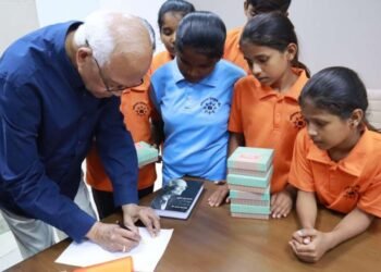 आत्महत्या केलेल्या शेतकरी कुटुंबातील विद्यार्थ्यांची डॉ माशेलकराशी ग्रेट भेट