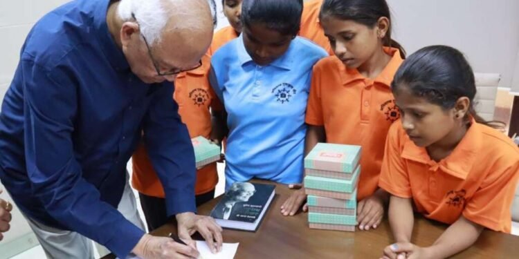 आत्महत्या केलेल्या शेतकरी कुटुंबातील विद्यार्थ्यांची डॉ माशेलकराशी ग्रेट भेट