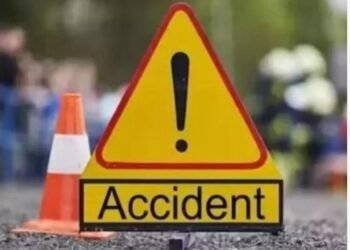 बेकायदा वाळू वाहतूक करणारा टेम्पो पलटी होऊन एक ठार