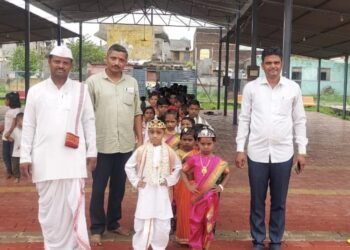 जिल्हा परीषद प्राथमिक शाळा रामजीनगर येथे दिंडीचे आयोजन- विठ्ठल रूख्मिणीच्या वेशभुषेतील विद्यार्थ्यांनी वेधले सर्वांचे लक्ष