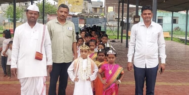 जिल्हा परीषद प्राथमिक शाळा रामजीनगर येथे दिंडीचे आयोजन- विठ्ठल रूख्मिणीच्या वेशभुषेतील विद्यार्थ्यांनी वेधले सर्वांचे लक्ष