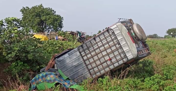 चारठाण्याजवळ क्रूझर जीप पलटी होऊन दोनजण ठार तर बारा जखमी