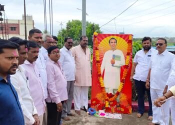 उमरी येथे डॉ अण्णाभाऊ साठे यांना अभिवादन !