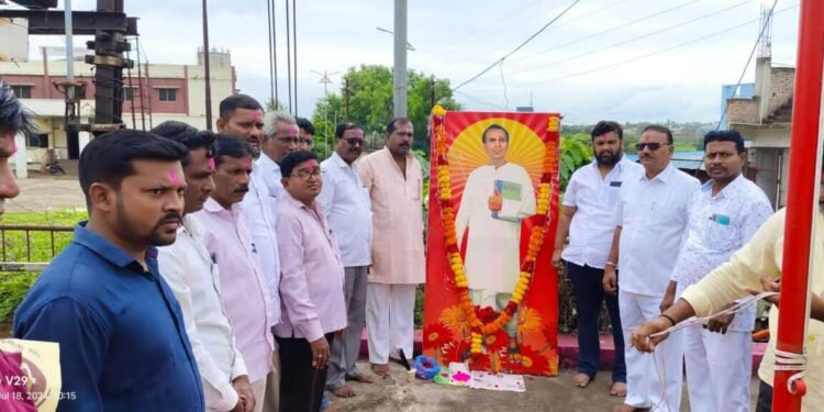 उमरी येथे डॉ अण्णाभाऊ साठे यांना अभिवादन !