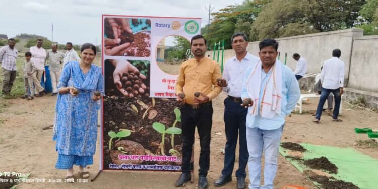 विविध सामाजिक संस्थांचा वृक्षारोपण आणि संवर्धनासाठी पुढाकार विद्यार्थ्यांनी तयार केलेल्या सीडबॉलची डोंगरावर पेरणी
