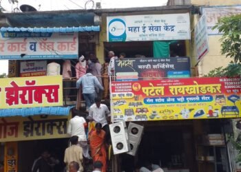 माझी लाडकी बहिण योजनेच्या लाभार्थ्यांची सेतू केंद्रात गर्दी