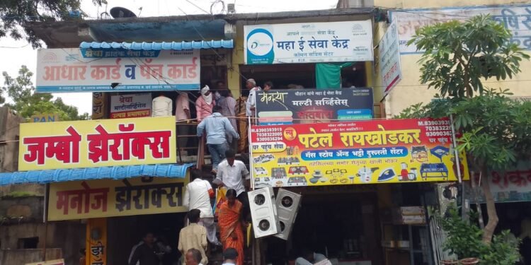 माझी लाडकी बहिण योजनेच्या लाभार्थ्यांची सेतू केंद्रात गर्दी