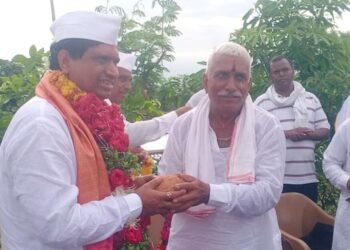 रथासाठी साधू महाराजांना एक लाख  पुरुषोत्तम धोंडगे यांनी जपली बांधिलकी