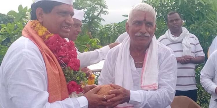 रथासाठी साधू महाराजांना एक लाख  पुरुषोत्तम धोंडगे यांनी जपली बांधिलकी