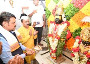 जगद्गुरु तुकाराम महाराज पालखीचे उपमुख्यमंत्री देवेंद्र फडणवीस यांच्याकडून दर्शन