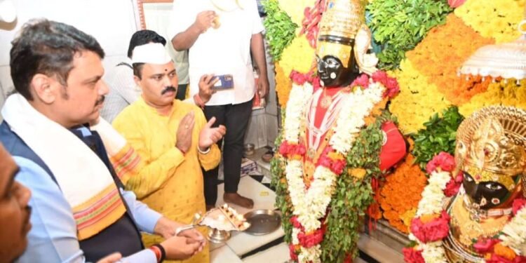 जगद्गुरु तुकाराम महाराज पालखीचे उपमुख्यमंत्री देवेंद्र फडणवीस यांच्याकडून दर्शन