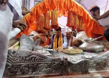 उपमुख्यमंत्री देवेंद्र फडणवीस यांनी घेतले श्री संत ज्ञानेश्वर महाराज यांच्या पादुकांचे दर्शन