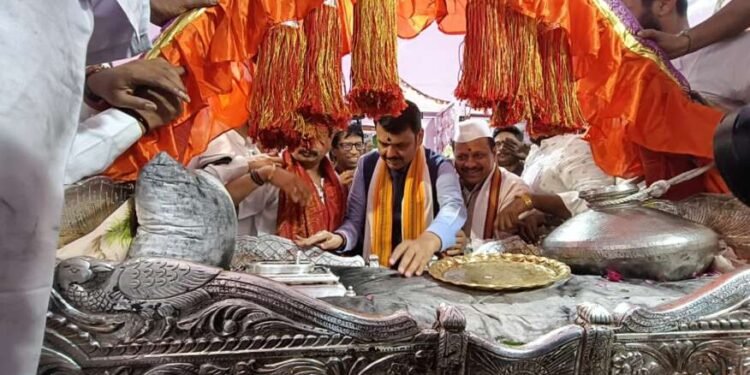 उपमुख्यमंत्री देवेंद्र फडणवीस यांनी घेतले श्री संत ज्ञानेश्वर महाराज यांच्या पादुकांचे दर्शन