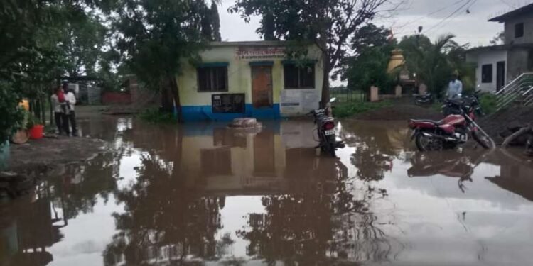 करंजगावात सावळागोंधळ; नाल्याच्या कामावर वारेमाप पैसा खर्च; पण गावात पाणी तुंबलेलेच; रोगराईची भर