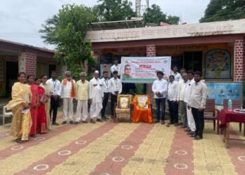 सोनखेड येथे कृषी दुताकडून वृक्षारोपण व जनावरांचे लसीकरण