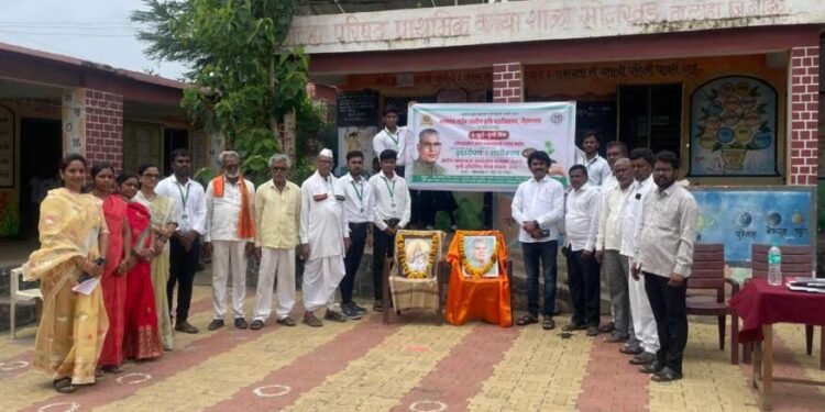 सोनखेड येथे कृषी दुताकडून वृक्षारोपण व जनावरांचे लसीकरण