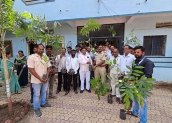 पोलीस पाटलांनी पाच वृक्षाची लागवड करून संगोपन करण्याचे आव्हान पोनि.आयलाने यांनी केले