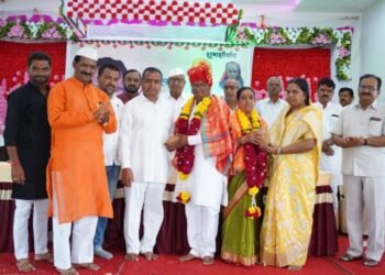 मौजे केशेगाव येथील सेवानिवृत्त मुख्याध्यापक नागनाथ जळकोटे यांचा सेवापुर्ती निमित्त भव्य नागरी सत्कार