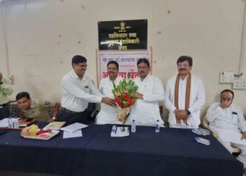 अंबड तालुक्यात खासदार डॉ. श्री कल्याणराव काळे साहेब यांच्या अध्यक्षते खाली तहसील कार्यालय ते आढावा बैठक घेण्यात आली यावेळी