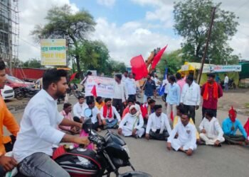 लोकस्वराज आंदोलन यांच्या वतीने छत्रपती शिवाजी महाराज चौक हदगाव येथे रास्ता रोको आंदोलन