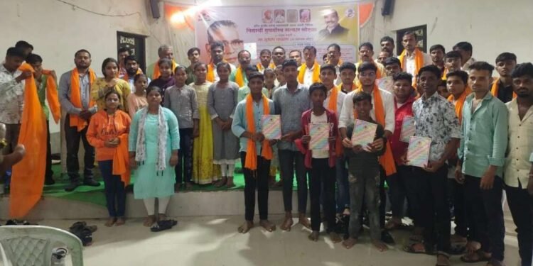 स्व. वसंतराव नाईक जयंतीनिमित्त गोरसिकवाडी तर्फे गुणवंत विद्यार्थ्यांचा सत्कार []