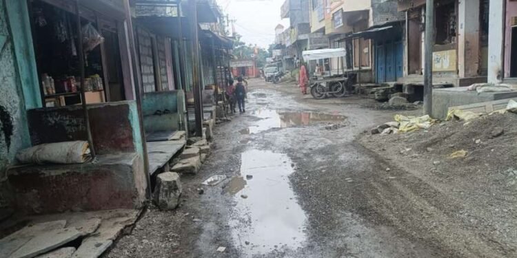 मंठा शहरातील हा एकमेव रस्ता लोकप्रतिनिधींकडून दुर्लक्षित