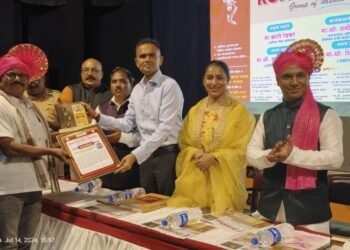 दत्तात्रय तिपणे यांना युथ सोशल आयकॉन अवॉर्ड