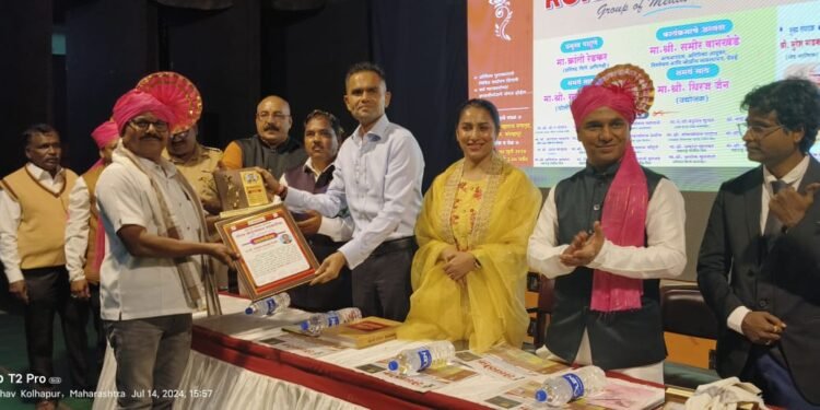 दत्तात्रय तिपणे यांना युथ सोशल आयकॉन अवॉर्ड