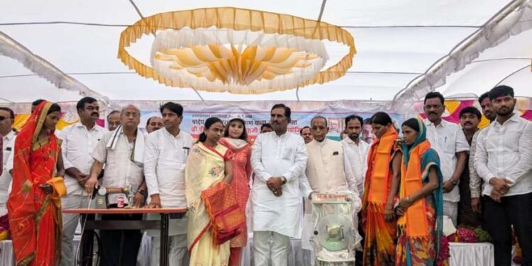 व्हीपीके उद्योग समूह कवळे गुरुजी फाउंडेशन च्या वतीने आयोजित भव्य रक्तदान शिबीर व ५००० वृक्षलागवड तसेच आत्महत्या गृस्त कुटुंबियांना पिठाची गिरणी व शिलई चे वाटप .