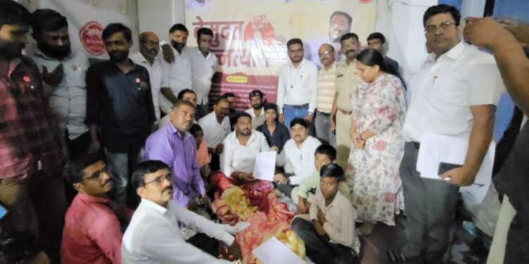 कृषी मंत्री धंनजय मुंढे व मा.खा.राजु शेट्टी साहेब यांच्या मध्यस्थीने पाचव्या दिवशी मयुर बोर्डे यांचे अन्नत्याग उपोषण तात्पुरते स्थगित