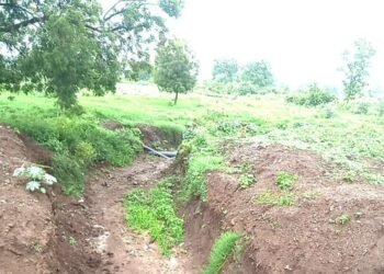 अर्धवट पुलाच्या बांधकामामुळे शेतकऱ्यांचे नुकसान, उमरी येथील घटना , गुत्तेदाराचा मनमानी कारभार