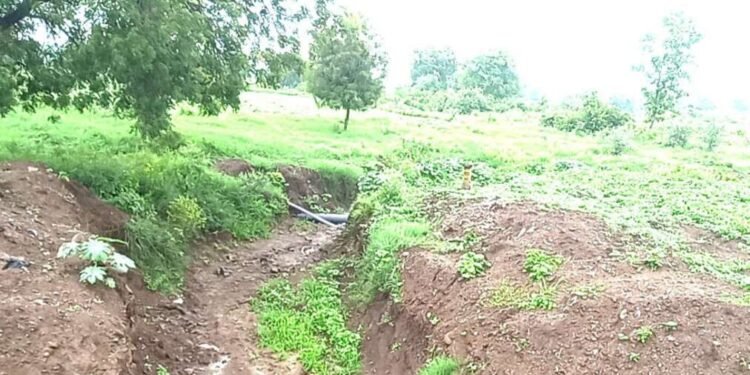 अर्धवट पुलाच्या बांधकामामुळे शेतकऱ्यांचे नुकसान, उमरी येथील घटना , गुत्तेदाराचा मनमानी कारभार