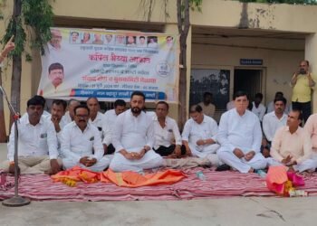 आष्टी व हादगाव येथे कपिल आकात यांचा संवाद दौरा