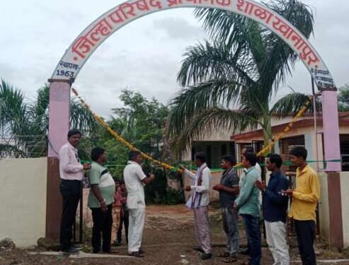 खानापुर जिल्हा परिषद शाळेत वार्षिक स्नेह संमेलनाच्या बक्षिसातून उभारलेल्या कमानीचे लोकार्पण