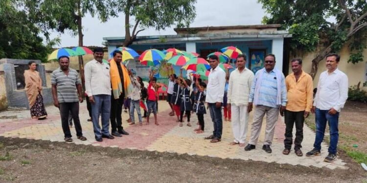 सुहास राठोड मित्र मंडळाच्या वतीने शालेय साहित्य व छत्रीचे वाटप