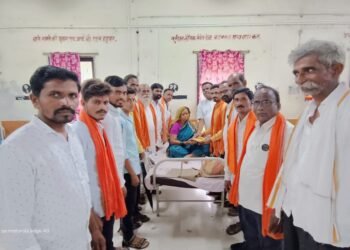 शिवसेना पक्ष प्रमुख उध्दव ठाकरे यांच्या वाढदिवसानिमित्त उमरीत रुग्णांना फळे वाटप