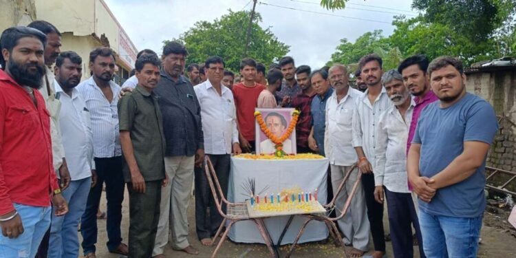 साहित्यरत्न लोकशाहीर अण्णाभाऊ साठे यांना वाशी मध्ये अभिवादन