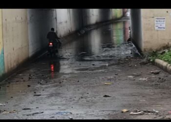 पाणी साचल्याने रेल्वेच्या भूयारी मार्गावरील वाहतूक बंद;रेल्वे विभागाचे दूर्लक्ष