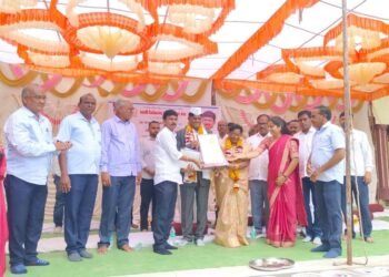 सेवानिवृत्तीनंतरही समाज आणि महाविद्यालयासाठी योगदान द्या – आकात