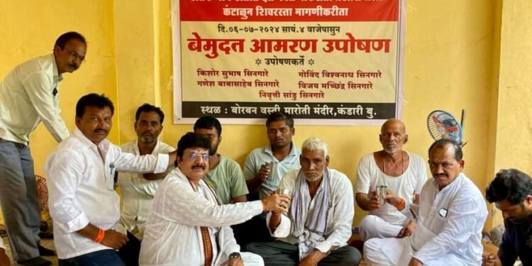 कंडारी ता बदनापूर येथील गावकर्यांनी शीव रस्त्यासाठी सुरु केलेले आमरण उपोषण मा आमदार संतोष सांबरे यांच्या मध्यस्थीने सोडवण्यात आले