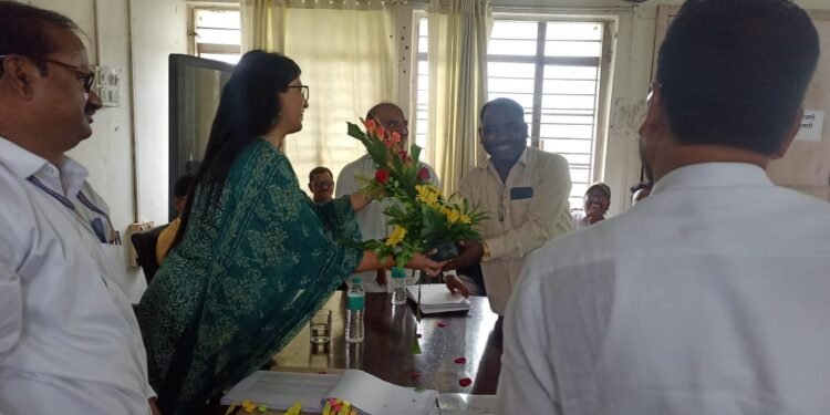 मुख्यकार्यकारी अधिकारी मिनल करनवाल यांच्या हस्ते ग्रामविकास अधिकारी बैलकवाड यांचे स्वागत .